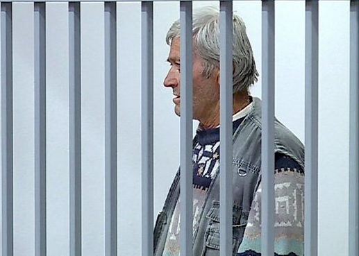 Babai që vrau me breshëri kallashnikovi vajzën e tij shtatzënë kërkon ulje dënimi