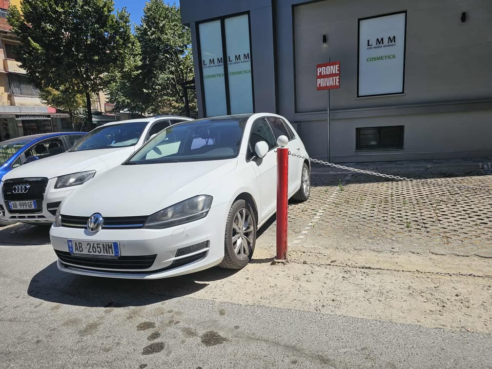 Qytetari denoncon: Hapësira publike kthehet në parkim privat te rruga e Dibrës, asnjë masë