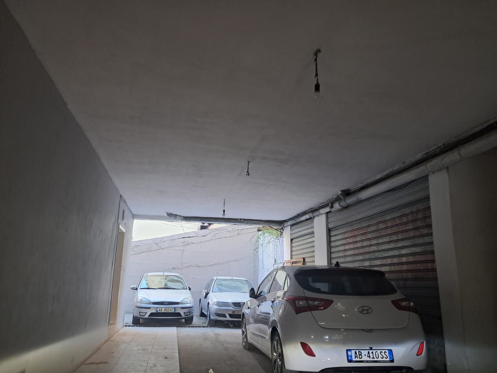 Banorët në rrugën “Teodor Ruzvelt” kërkojnë zgjidhje: Parkimi i paligjshëm bllokon hapësirën e përbashkët