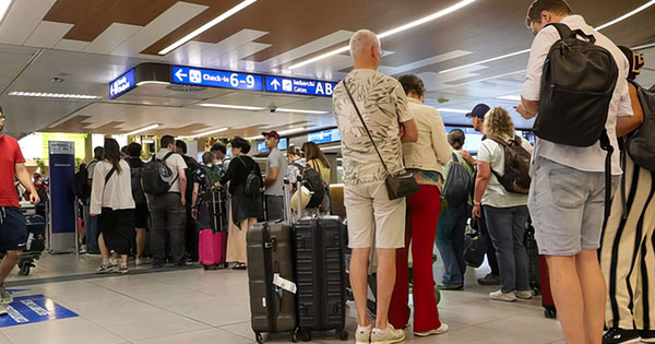 I skadoi pasaporta, prindërit braktisin 10-vjeçarin në aeroport dhe nisen për pushime