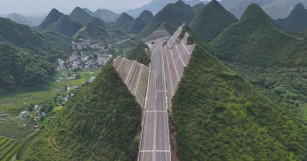 Kina pret malet përgjysmë për të ndërtuar urën më të lartë në botë!