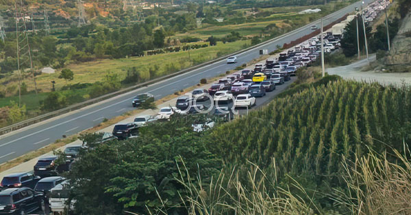 Rrugët bien në kolaps, bllokim i madh trafiku në Elbasan e Durrës