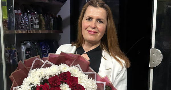 Kush është drejtoresha që u qëllua 7 herë me thikë nga djali në Maqellarë?