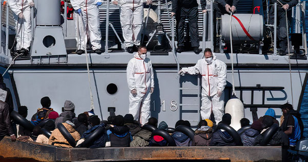 Tragjedi në Mesdhe: Përmbysen dy anije me emigrantë, dhjetëra viktima