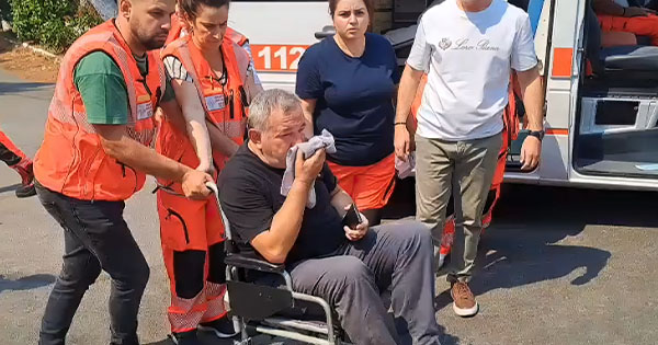 Asfiksohet nënkryetari i Bashkisë Delvinë, tre veta i shtyjnë karrocën