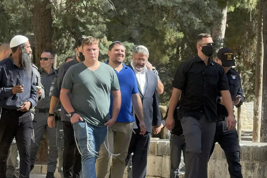 Ministri izraelit zemëron botën myslimane, lutet në xhaminë Al-Aksa për fitoren e Izraelit në luftë