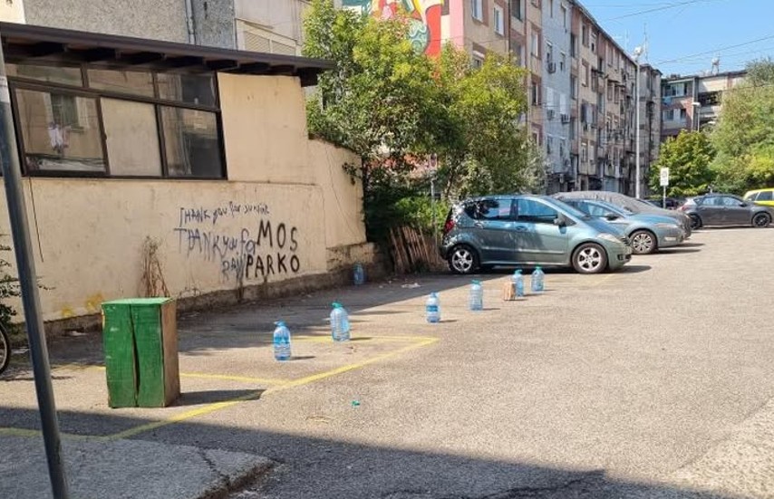 Rruga ‘Ndre Mjeda’ bllokohet me shishe dhe gurë nga të papërgjegjshmit, banorët kërkojnë zgjidhje