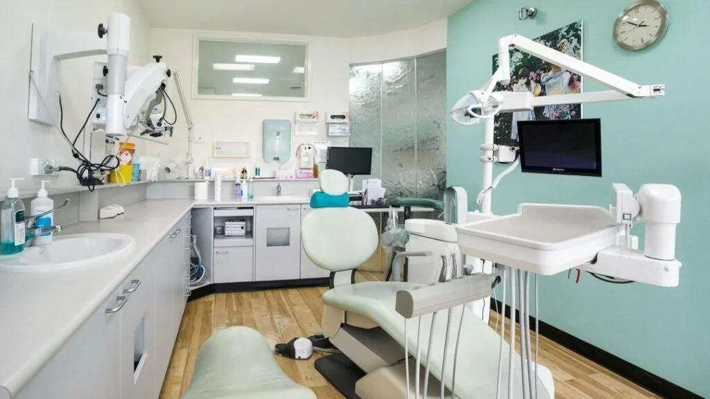 Pacienti humbi jetën pas mbushjes së dhëmbit, procedohet dentisti