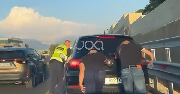 Gjest human në autostradë, polici ndihmon qytetarët