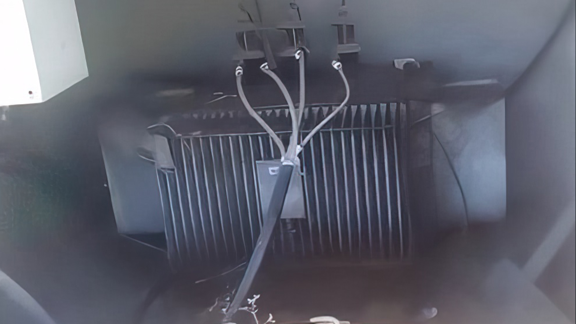 Kabina elektrike e hapur në Fier, rrezik për fëmijët dhe banorët