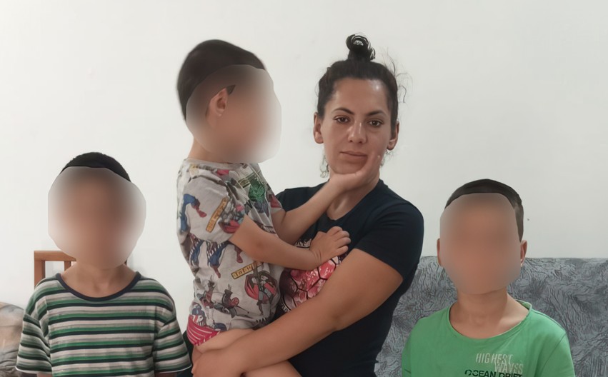 Nëna nga Kavaja apelon për ndihmë: Kam mbetur në rrugë me tre fëmijë të vegjël, dua një shtëpi