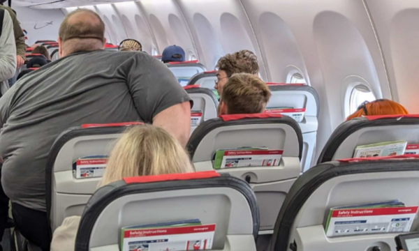 Nga janari 2026, pasagjerët obezë do paguajnë për dy ulëse në avion, vendimi nxit debate