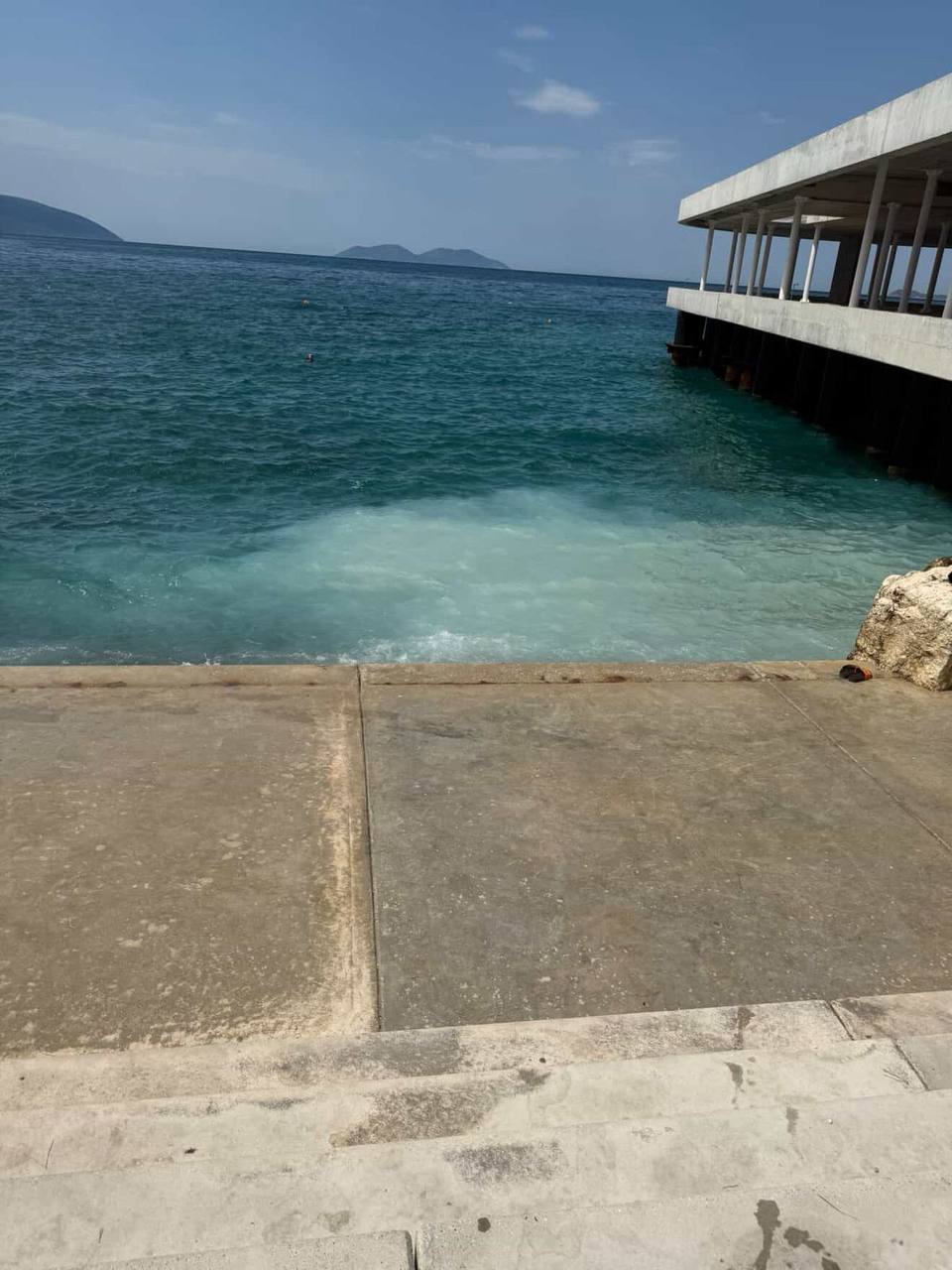 Çfarë po ndodh me detin në Vlorë? Uji bëhet i bardhë shkumë
