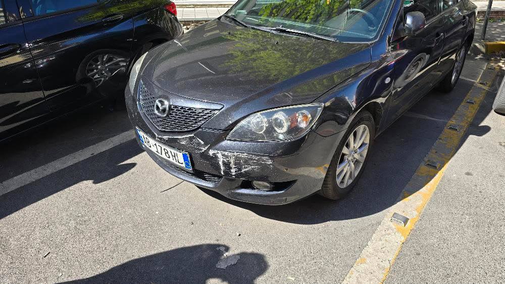 Qytetarit i përplasin makinën dhe largohen: “Përgjigjuni për gabimet që bëni!”