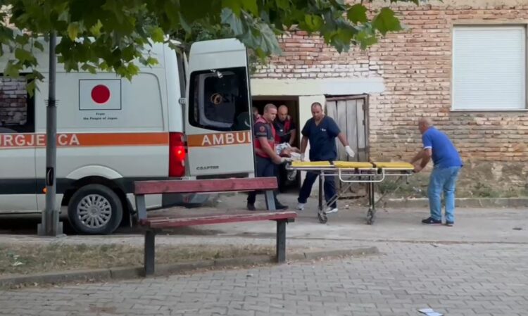 Plagosja e 27 vjeçarit në Korçë/ Autorit i vihen prangat në spital, kapen dhe 4 të tjerë që e rrahën