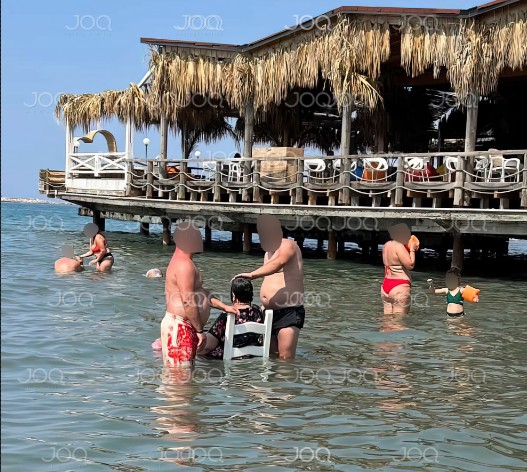 Dy djem fusin nënën e tyre me karrige në det, emocionohen pushuesit