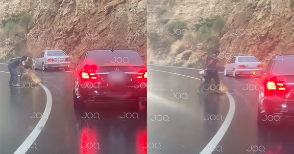 Guri bie në bajpasin e Vlorës, dy qytetarë dalin nga makinat dhe e spostojnë