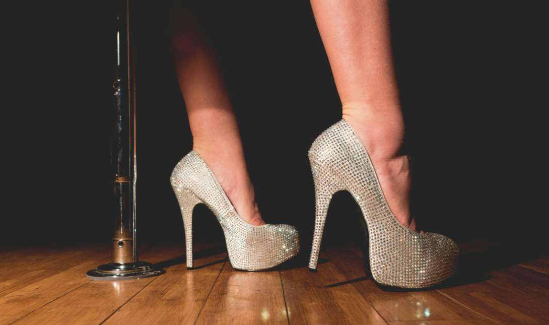 Striptistja akuzon bukëpjekësin shqiptar për përdhunim: Më mori me forcë në dhomën e tij