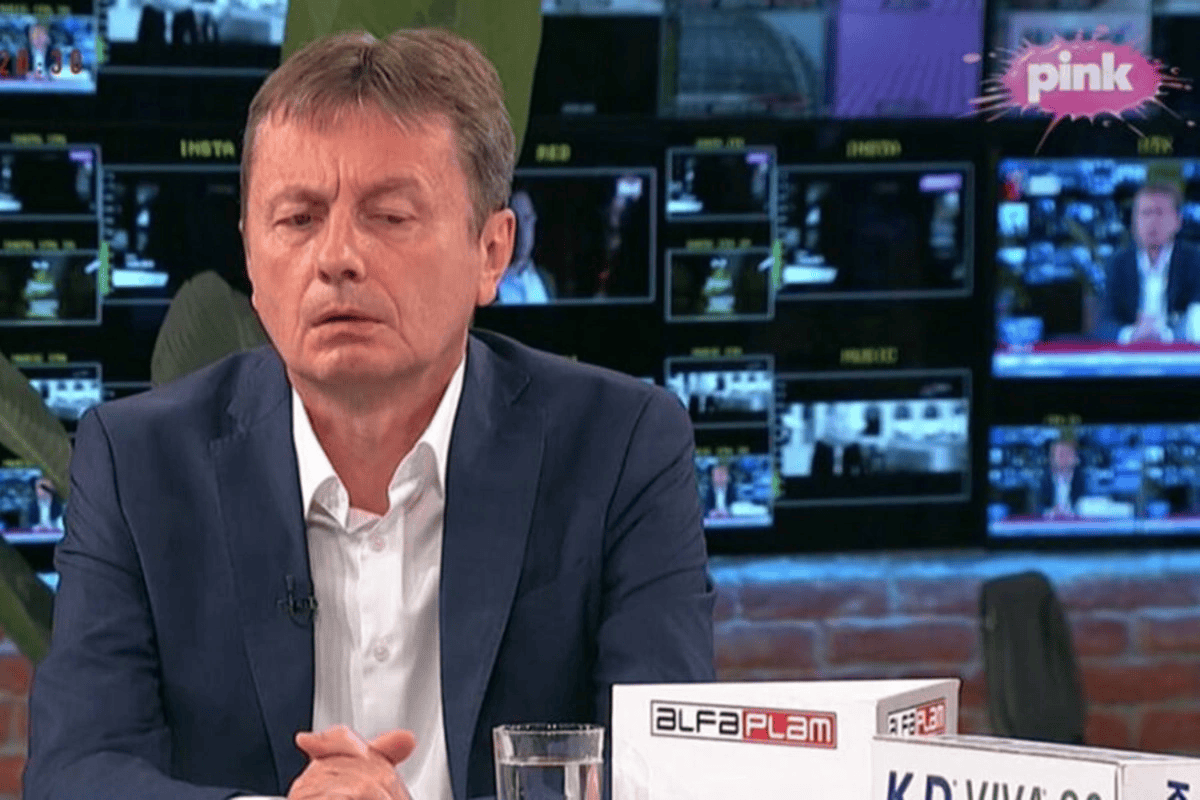 Mik i ngushtë i Vuçiç  ministri serb pëson goditje në tru gjatë emisionit live