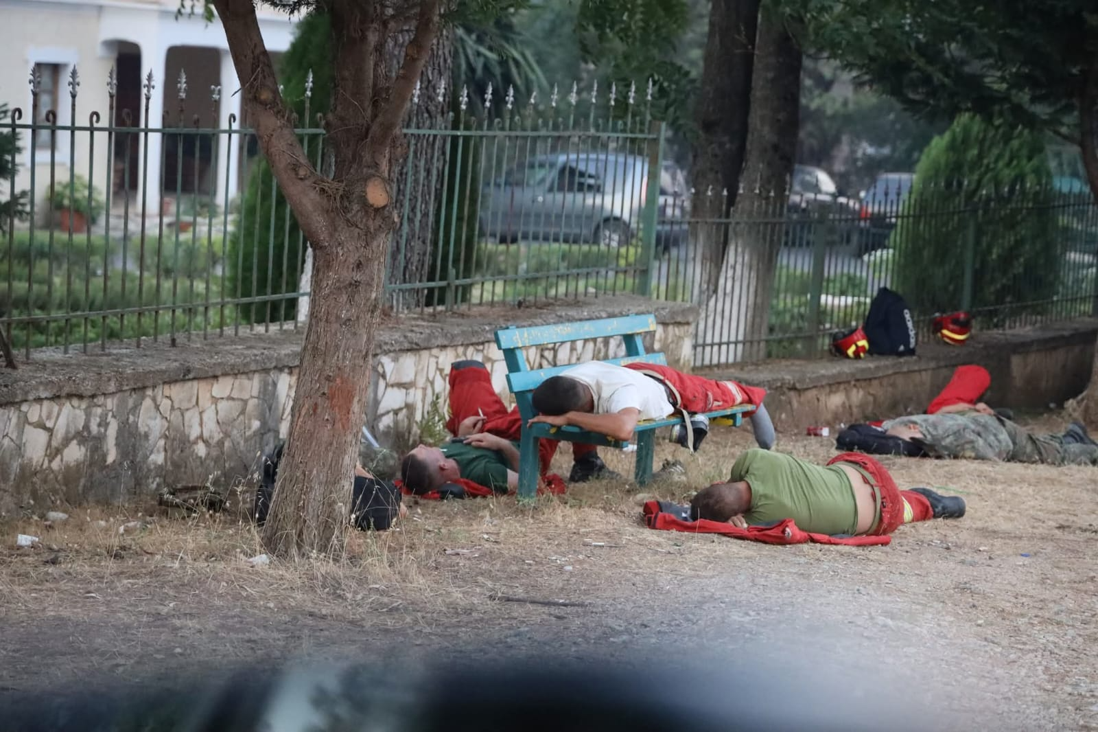 Shqipëria nën pushtetin e flakëve, zjarrfikësit me mjete të dhuruara por të pa trajnuar