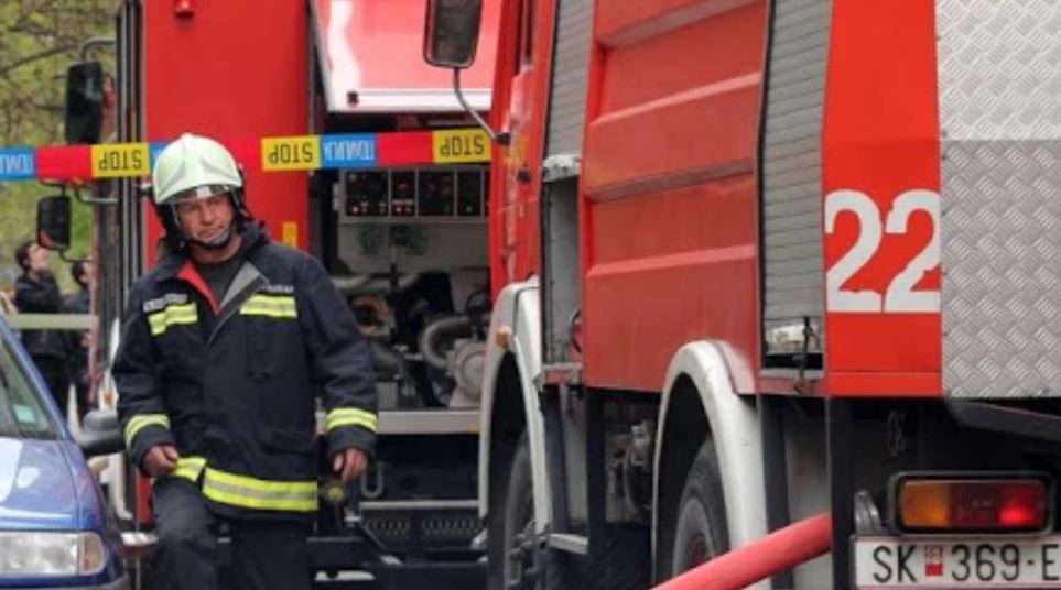 Zjarr në qendër të Shkupit: Digjen disa automjete, flakët përfshijnë edhe marketin