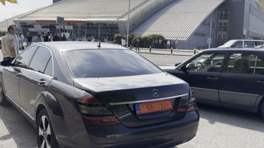 Nis vendosja e targave të kuqe në automjete zyrtare, me targa speciale do të pajisen 7500 automjete
