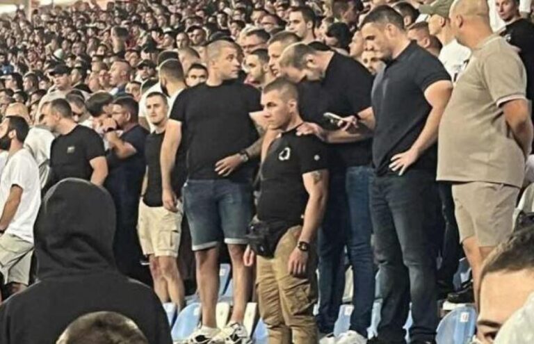 Banda e Radojqiçit në ndeshjen Serbi-Angli, u përfshin në dhunë dhe thirrjet ‘Kosova është Serbi’