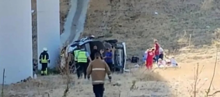 Tre të vdekur dhe dy të lënduar në aksident në autostradën Shtip-Radovish