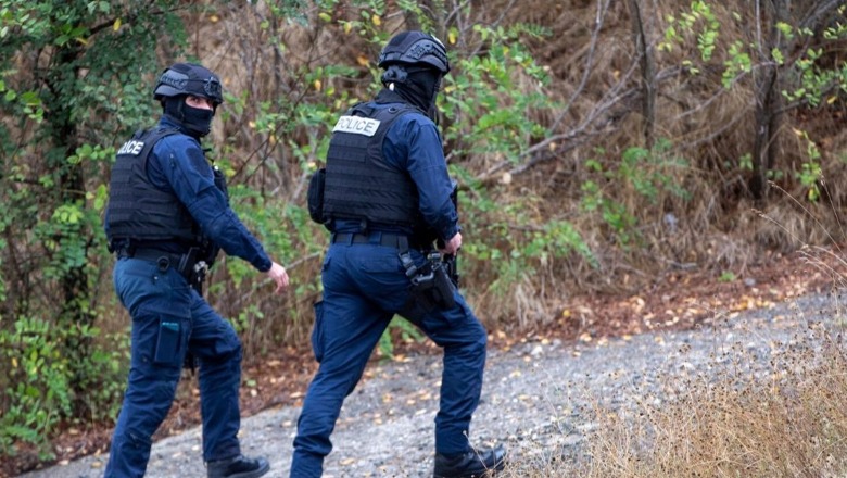Policia me aksion në Veri, sekuestron sasi të madhe të armëve dhe municionit – arrestohet një person