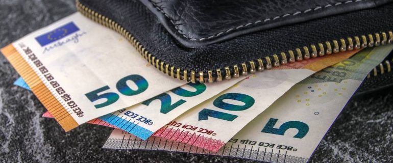 I gjen 260 euro në rrugë, qytetari i dorëzon në polici