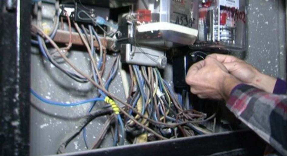 Babë e bir nga Struga kanë vjedhur energjinë elektrike, shkaktuan dëm prej 22 mijë eurove