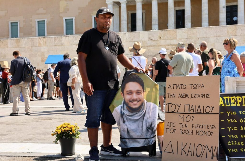 “Drejtësi për Denisin”/ Babai shqiptar hyn në grevë urie në Athinë, kërkon të vërtetën për tragjedinë e trenave