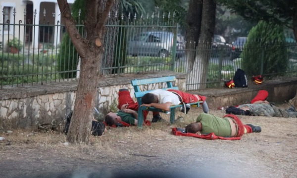 “Listat e shpërblimeve për zjarret po manipulohen, ushtarakët që u dogjën mes flakëve pa paga”