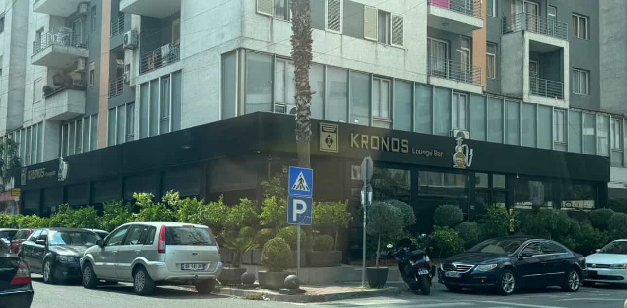 Banori i Astirit: Pronari ish- polic i bar ‘Kronos’ zë rrugën, kërcënon policët dhe banorët