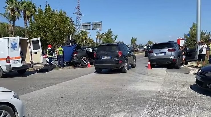 Turisti dyshohet se shkaktoi aksidentin në Lushnje  Nëna vdiq  e bija në gjendje të rëndë