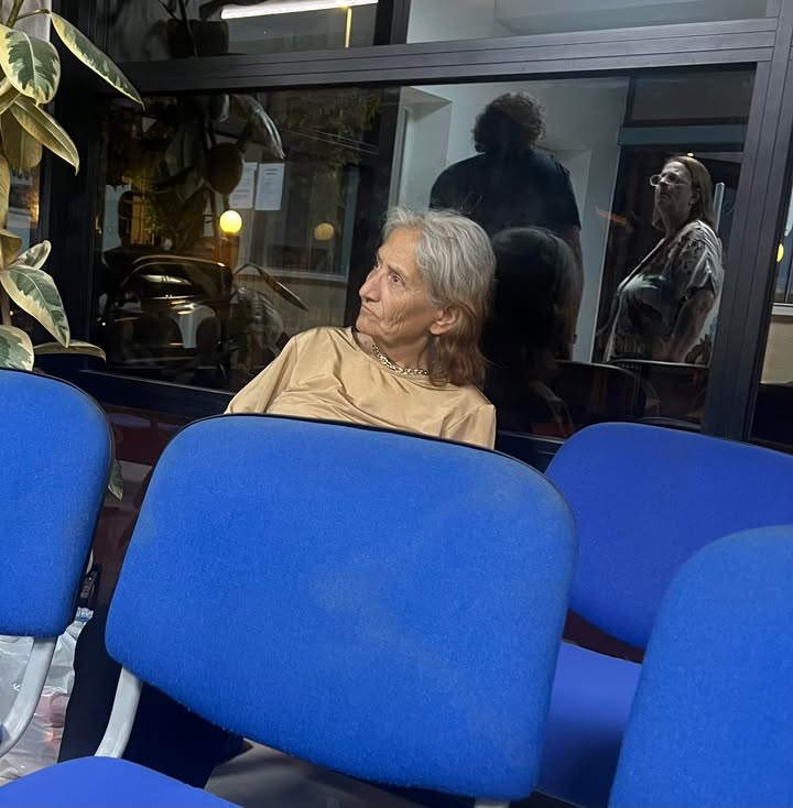 Nuk mban mend se ku ka shtëpinë  a e njeh dikush nënën në foto  