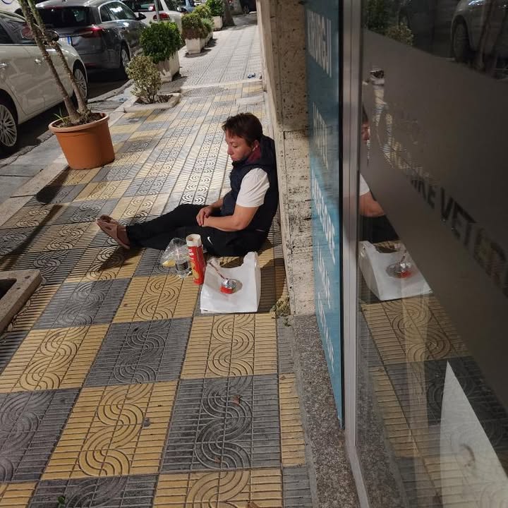 Gruaja nga Kavaja endet e vetme në Fier: Ndihmojeni të rikthehet në shtëpi!