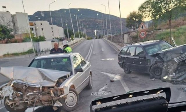 Aksident në Elbasan/ Përplasen dy makina kokë më kokë, një i plagosur
