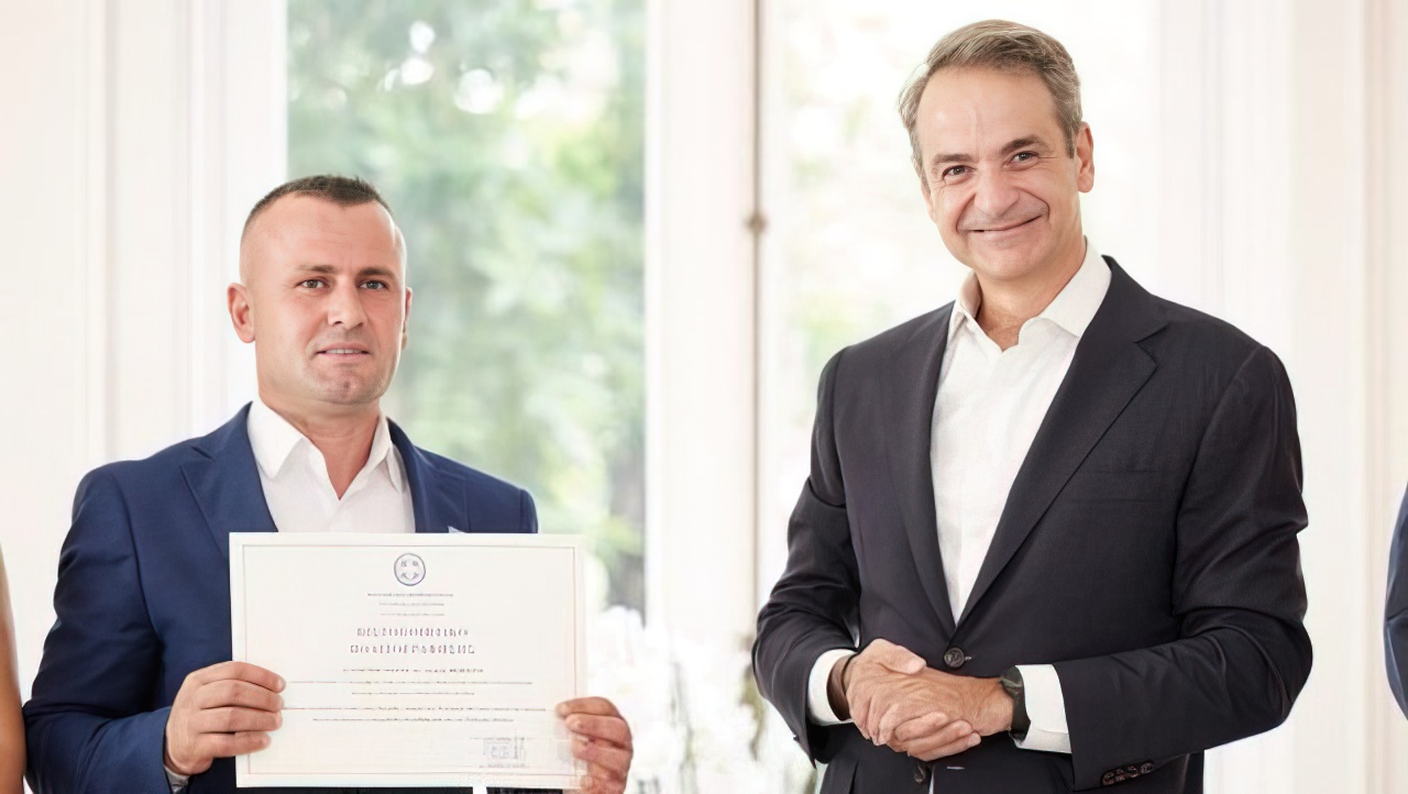 Shpëtoi nga mbytja fëmijët në Greqi  Lediani merr nënshtetësinë greke ia dorëzon vetë Mitsotakis