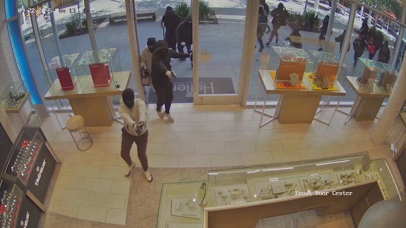 Banda e 25 hajdutëve grabisin 1 milion euro bizhuteri dhe arratisen