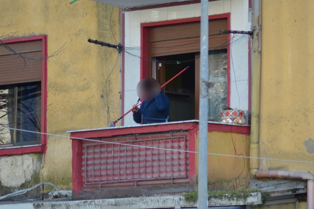 Ra aksidentalisht nga ballkoni, humb jetën gruaja në Tiranë