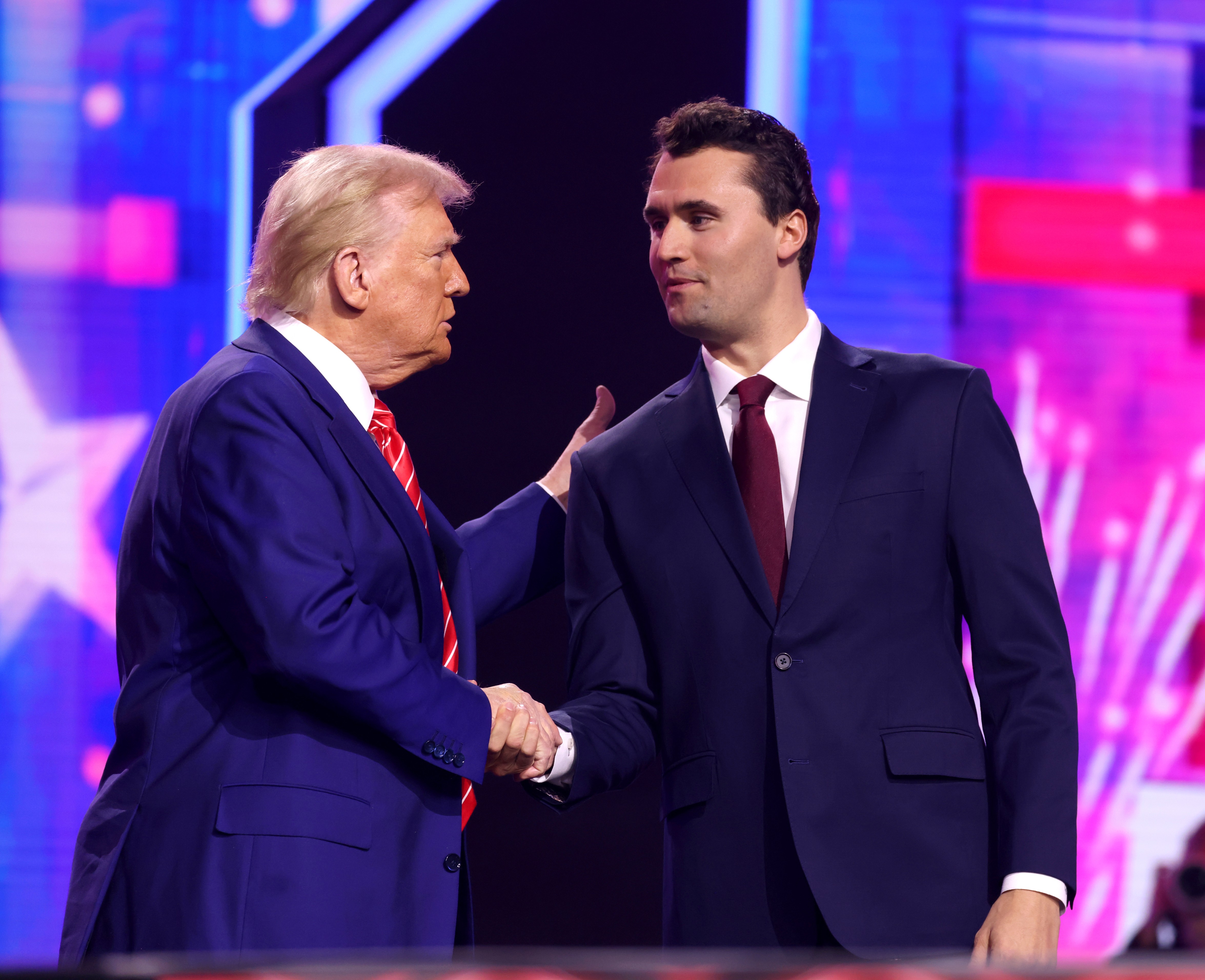 U qëllua me armë gjatë një eventi, ndërron jetë në spital aleati i Trump