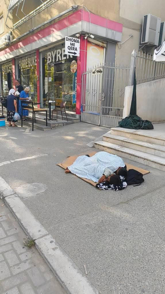 Durrës/ Vajzat e vogla flenë në rrugë mbi një copë karton