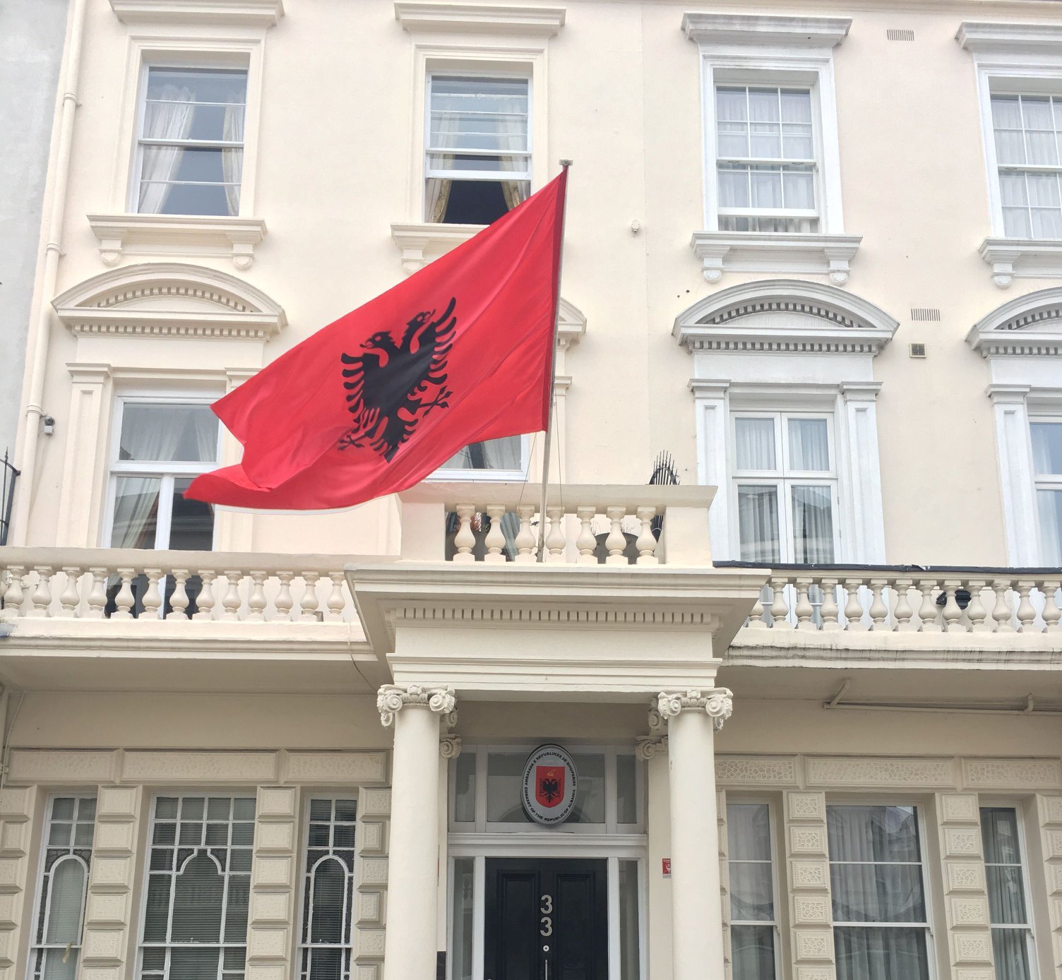 “Bëra 4 orë rrugë kot”, Ambasada Shqiptare në Londër bën pushim pa njoftim online