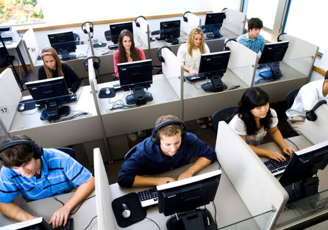 Të rinjtë dhe puna me orë të gjata në Call Center: Pasoja në shëndetin fizik dhe mendor