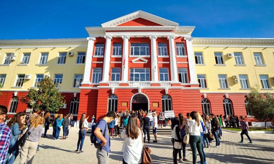 Vajzat shqiptare, më të arsimuara se djemtë! Pabarazi në vendin e punës