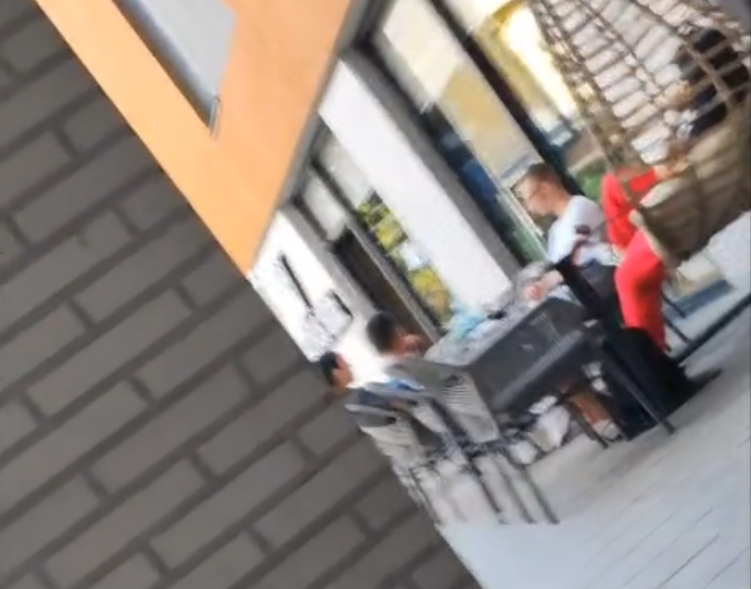 8-vjeçari pi vape, hidhet motra e tij e madhe: S’ka asgjë të keqe!