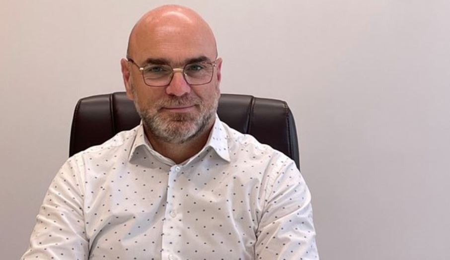 Joana Nano i hap çezmën Skerdi Drenovës, drejtori i UKT ia mbyll gjithë Tiranës! Kryeqyteti pa ujë!
