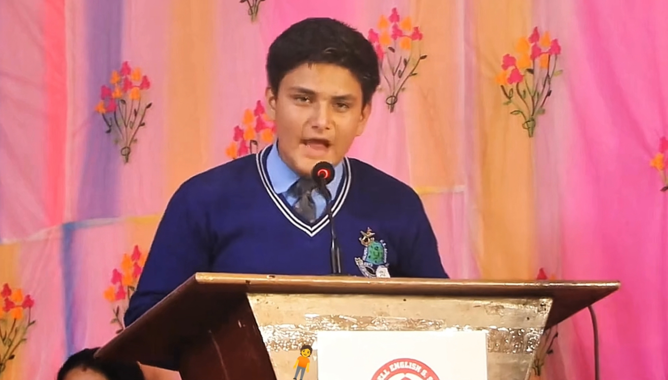 Studenti nga Nepali VS petalja më e bukur e trëndafilit socialist