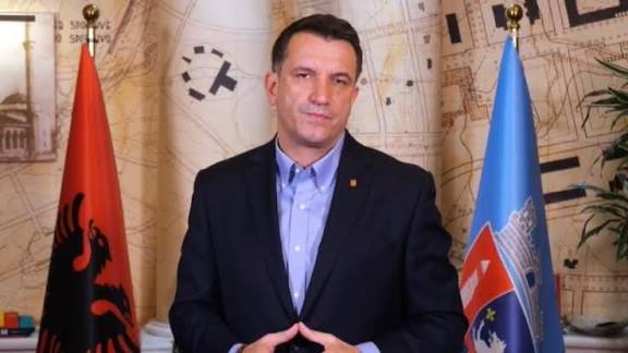 Socialistët  i hanë kokën   Shkarkojnë Veliajn me arsyetimin  Ka 3 muaj që s vjen në zyrë 